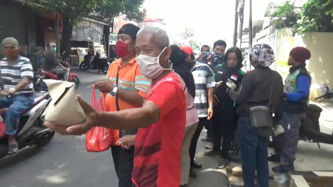 relawan bagikan nasi bungkus