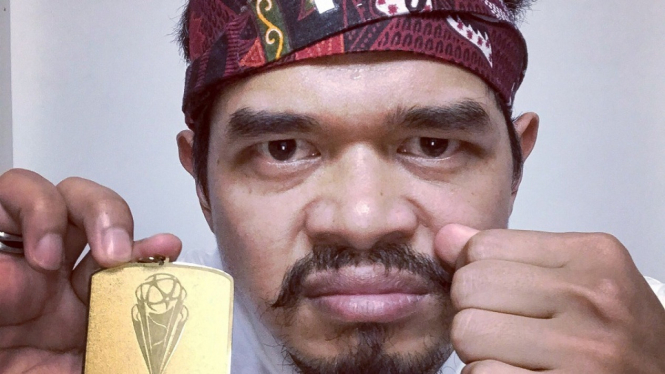Bambang Pamungkas dengan medali Piala Presiden 2018 yang sempat hilang