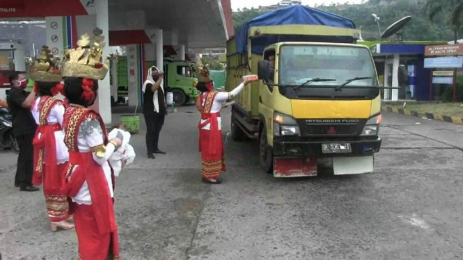 Berpakaian Adat, Polwan Bandar Lampung Bagikan Bantuan