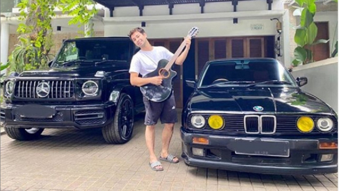 Raffi Ahmad dan mobil kesayangan sang papa