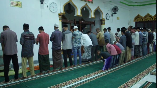 warga kab nagan raya gelar tarawih