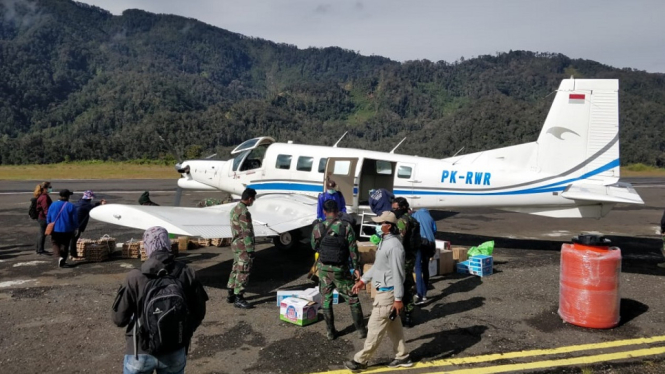 Sosialisasi Covid-19 ke Desa Terpencil, Bupati Paniai Terbangkan Pesawat Pribadinya (Foto Istimewa)