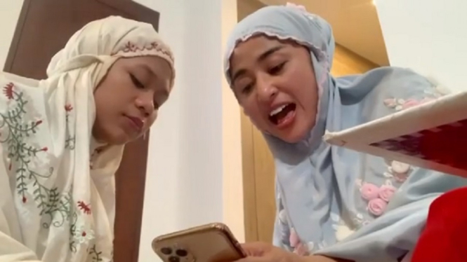Dewi Perssik Ajari Cimoy Montok Mengaji: Tidak Ada Kata Terlambat (Instagram/@dewiperssikreal)