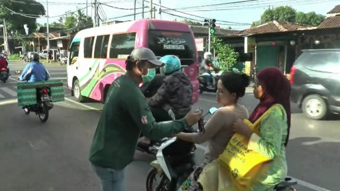 Ngabuburit, Pecinta Mobil Tua di Jepara Bagikan Masker ke Pemotor