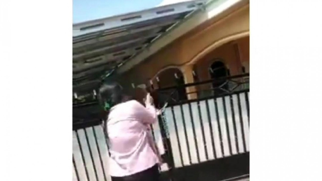 Heboh Video Viral Wanita Mengamuk dan Membuka Paksa Pintu Masjid, Ini Faktanya (Foto Tangkap Layar Video Instagram)