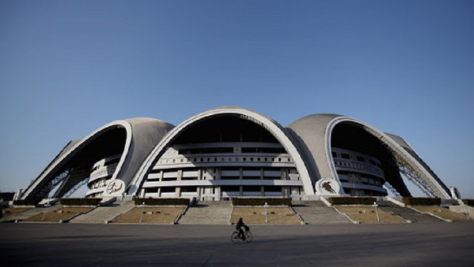 Korea Utara ternyata memiliki stadion sepakbola yang tak hanya megah tapi juga terbesar di dunia yakni, Rungrado 1st of May Stadium
