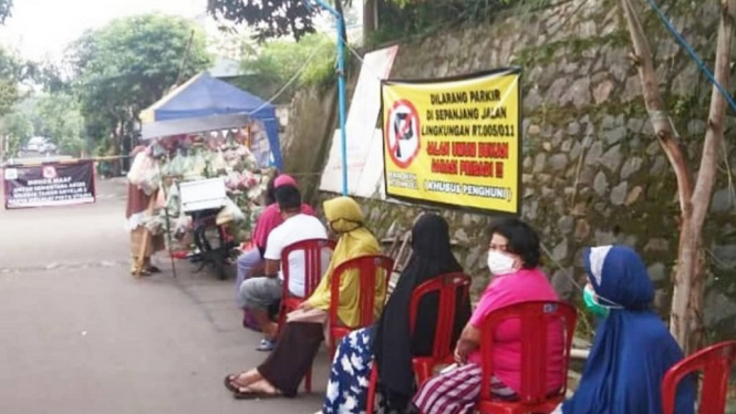 Unik, Gara-Gara Pandemi Virus Corona, Belanja Sayur Pakai Jarak, Begini Penampakanya (Foto Instagram @depok.update)