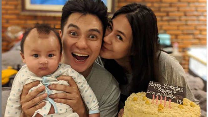 Baim Wong bersama anak dan istri