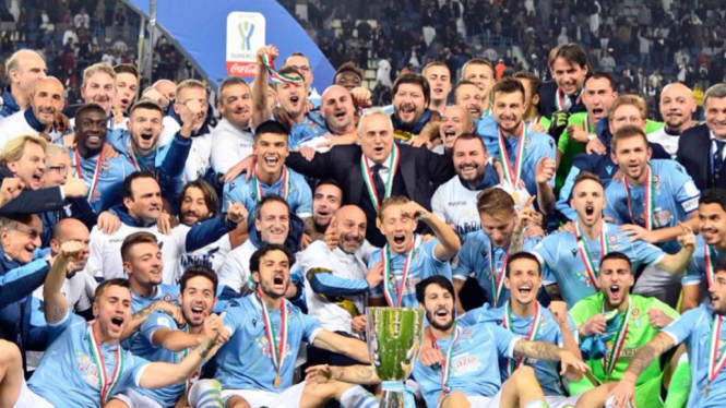Presiden Lazio, Claudio Lotito dengan skuad Biancocelesti usai menang 3-1 kontra Juventus di Supercoppa