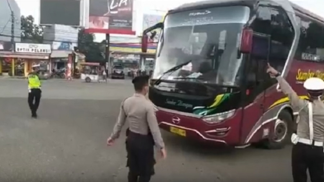 bus diputar balik