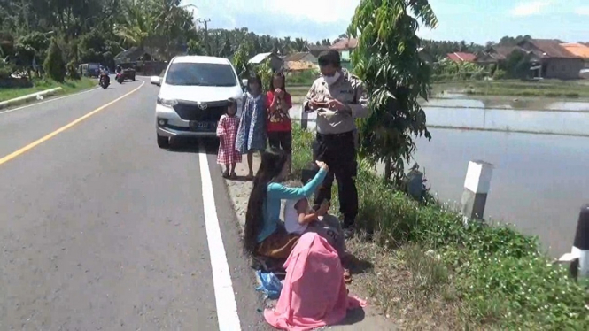 Depresi Covid, Ibu Muda dan Anaknya Berjemur 5 Jam di Pinggir Jalan Raya