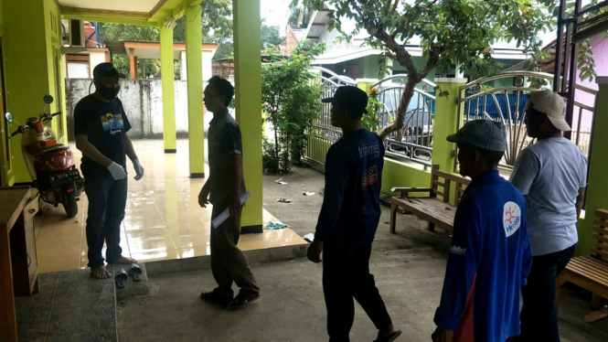 WARGA TERLEWATI BANTUAN COVID BEKASI