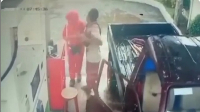 Video Viral Pengendara Mobil Tampar Wanita Petugas SPBU, Netizen: Astaghfirulloh... Istighfar Pak (Foto Tangkap Layar Video Instagram @jagad.viral)