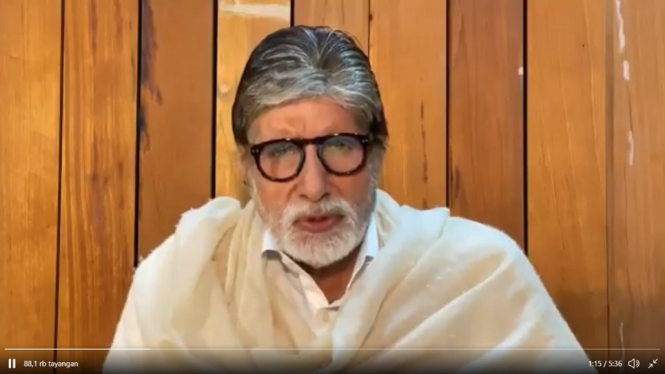 Legenda Bollywood Amitabh Bachchan Berikan Penghormatan untuk Rishi Kapoor (Foto Tangkap Layar Video Twitter @SrBachchan)