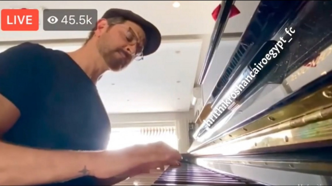 Penampilan Memukau Aktor Bollywood Hrithik Roshan Bernyanyi dengan Piano (Foto Tangkap Layar Instagram)
