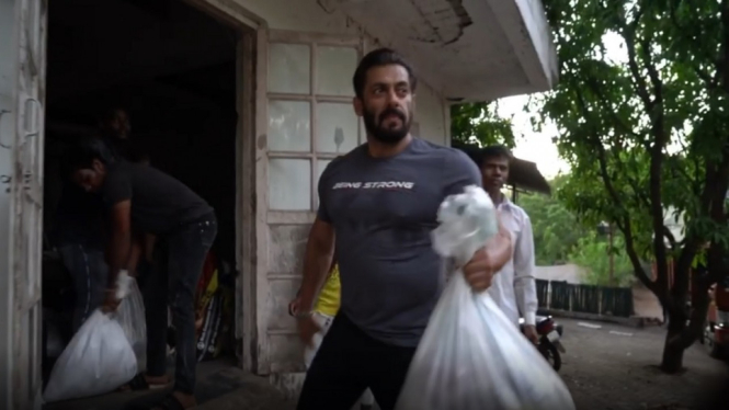 Aktor Bollywood Salman Khan Bagikan Paket Makanan Peduli Pandemi Covid-19 (Foto Tangkap Layar Video Instagram)