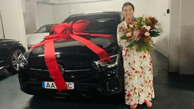 Cristiano Ronaldo menghadiahi sang bunda, Dolores Aviero, sebuah mobil mewah untuk merayakan Hari Ibu