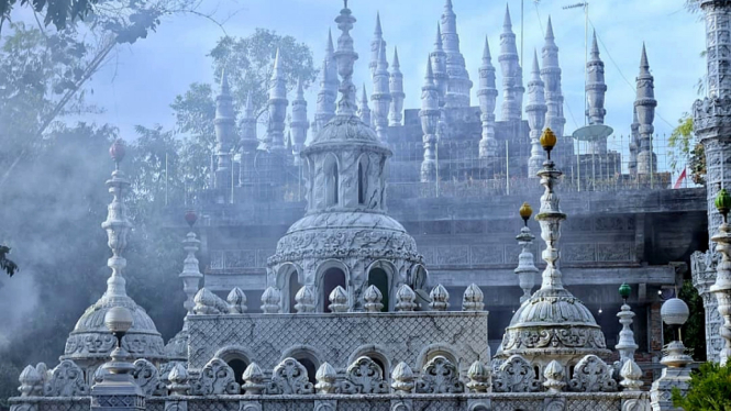 Inilah Deretan Foto Unik Masjid Tiban Malang Nan Megah Bak Negeri