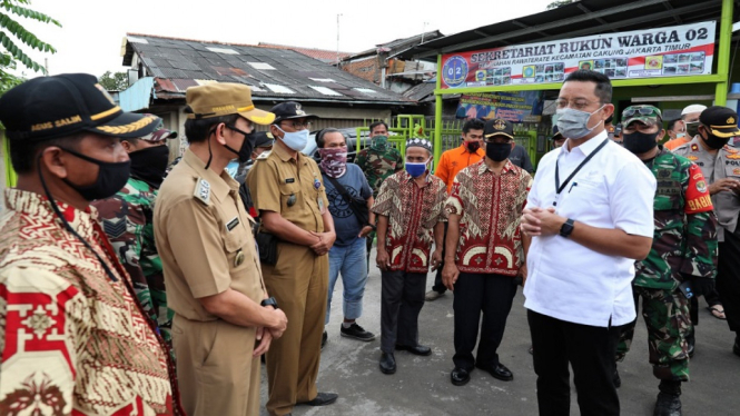 Mengagumkan, Penerima Bantuan Sosial yang Sudi Berbagi dengan Tetangga. Tampak dalam Gambar Mensos Juliari Batubara membagikan bansos bersama petugas di Jakarta