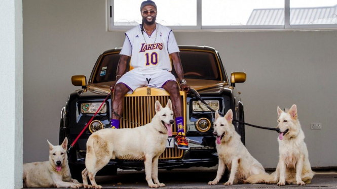 Emmanuel Adebayor dengan salah satu koleksi mobil mahal miliknya