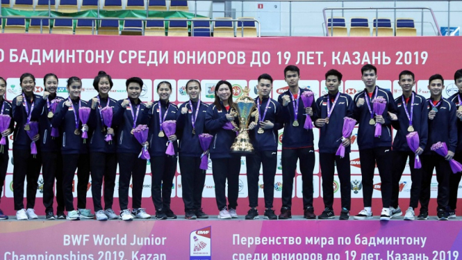 WJC 2020 - Kepala Bidang Pembinaan dan Prestasi PP PBSI Susy Susanti bersama tim junior Indonesia saat memboyong Piala Suhandinata di WJC 2019 di Kazan, Rusia