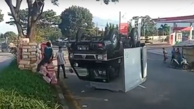 Disalip Truk, Mobil Boks Terguling di Jalan Bypass (ANTV/Lutfia Rafsanjani)