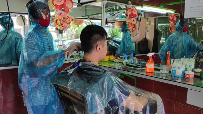 pangkas rambut pakai APD