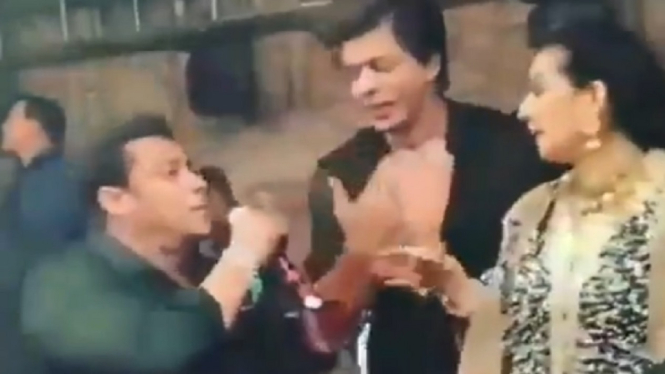 Saat Shah Rukh Khan dan Salman Khan Menikmati Momen di Pesta Pernikahan (Foto Tangkap Layar Video Twitter)