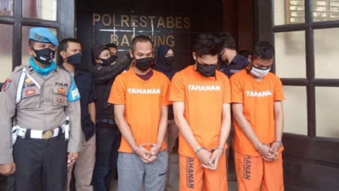 Youtuber Ferdian Paleka dan Rekannya Terancam Hukuman 4 Tahun Penjara (Foto VIVAnews)