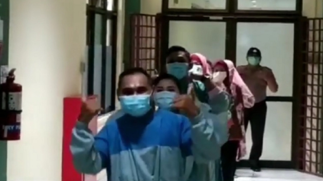 Dinyatakan Sembuh dari Covid-19, Enam Pasien RSBP Batam Goyang TikTok (Foto Tangkap Layar Video Instagram)