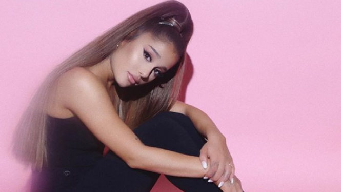 Ariana Grande Pamer Pacar Baru di Video Klip ‘Stuck With U’, Siapa Dia? (Foto: Instagram/@arianagrande)