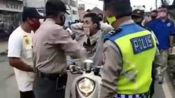 Pemuda yang Terlibat Baku Pukul dengan Petugas di Check Point PSBB Ditangkap (Foto Tangkap Layar Video Instagram)