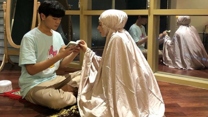 Baru Jadi Mualaf, Adik Ayana Moon Giat Belajar Mengaji di Bulan Ramadan (Foto: Instagram/@xolovelyayana)