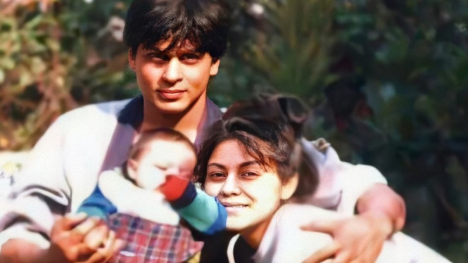 Foto Jadul Shah Rukh Khan Bersama Gauri dan Aryan Khan Bikin Netizen Baper (Foto Instagram)