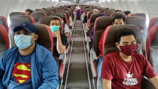 penumpang pesawat batik air foto batik air