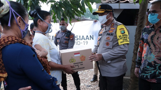 Kapolda MJ Salurkan Bansos Sembako untuk Warga Terdampak Covid-19 di Bekasi