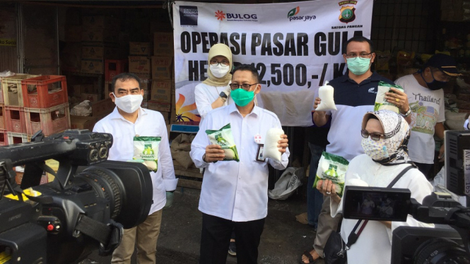 Operasi Pasar, Bulog Larang Pedagang Jual Gula Lebih dari Rp12.500 per Kg