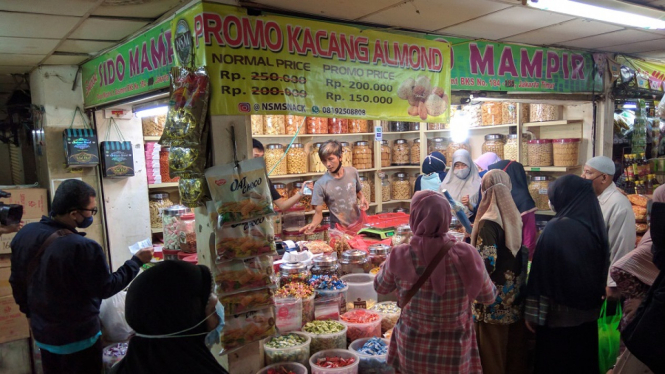 Toko Kue Kering di Pasar Jatinegara Jakarta Mulai Dipadati Pembeli