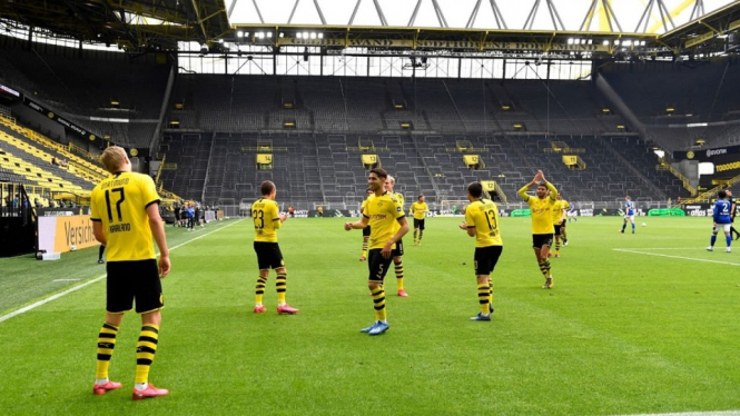 Bundesliga kembali bergulir, tak ada selebrasi dan sorakan dari penonton saat Dortmund menang 4-0 atas Schalke