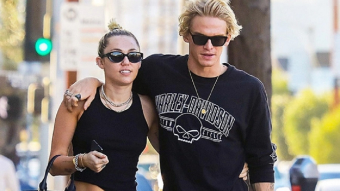 Karantina Bersama, Miley Cyrus dan Cody Simpson Jalani Hidup Sehat (Foto: Backgrid)