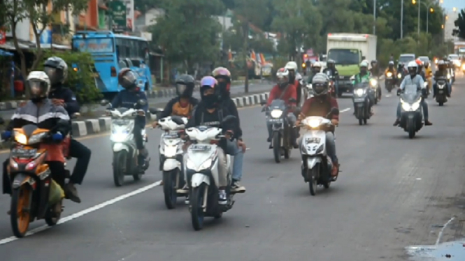 Mendekati Lebaran, Pemudik Motor Padati Jalur Pantura Cirebon