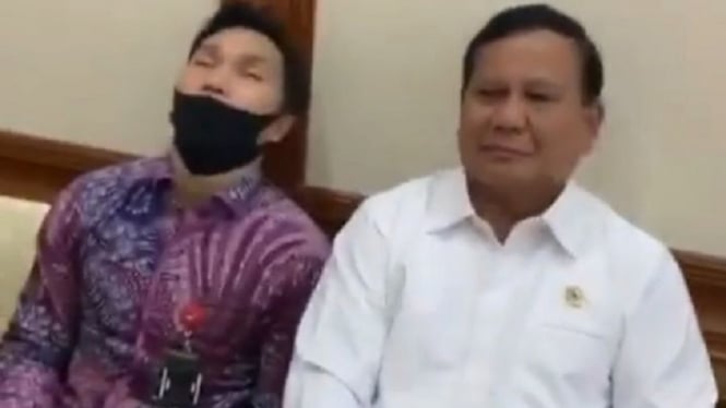 Gaya Lucu Menhan Prabowo Subianto Saat Nge-Prank Asisten Pribadinya yang Tertidur Pulas (Foto Tangkap Layar Video Instagram)