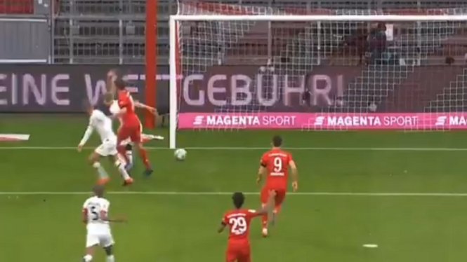 Liga Jerman Dimulai, Bek Eintracht Frankfurt Ciptakan Hat-Trick Saat Melawan Bayern Munich (Foto Tangkap Layar Video Twitter)