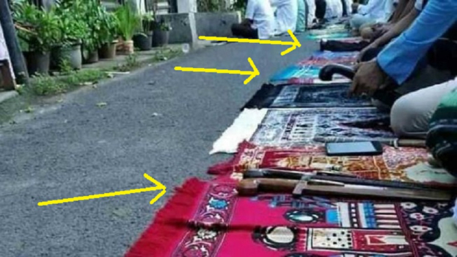 Viral Foto Parang di Atas Sajadah Jamaah Sholat Idul Fitri Beredar di Media Sosial (Foto Instagram @politikkebangsaan)