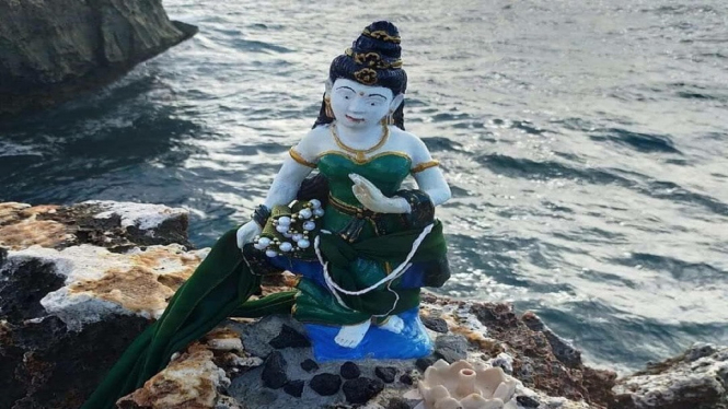 Geger Misteri Patung Ratu Pantai Selatan Bertengger di Pinggir Pantai Nusa Duaa (Foto Tangkap Layar Video Instagram)