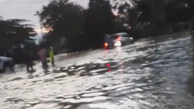 Jalan Protokol di Samarinda Tergenang Bajir, Kendaraan Tak Bisa Lewat (Foto Tangkap Layar Video Instagram)
