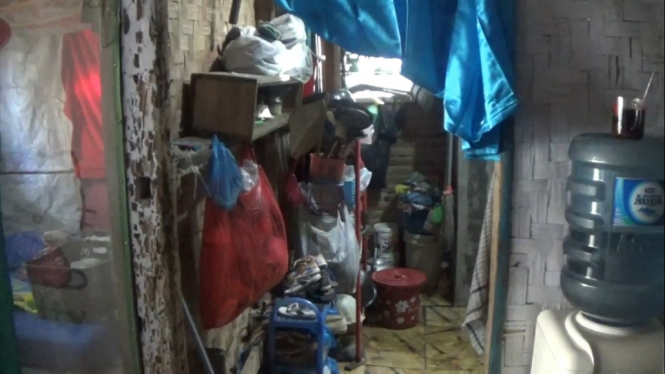 Belum Tersentuh Bantuan Apapun, Satu Keluarga Tinggal di Rumah Reyot