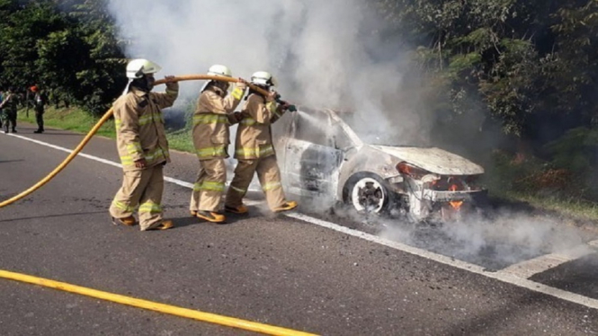 Mobil Sedan Terbakar di KM 3 Halim Tol Jakarta-Cikampek