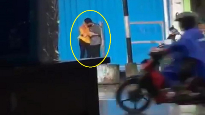 Video Heboh Sepasang Muda-Mudi Berpelukan dan Ciuman Saat Berteduh di Pinggir Jalan (Foto Tangkap Layar Video Instagram)