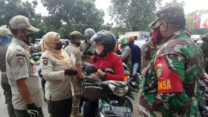 Pemeriksaan PSBB dan SIKM di wilayah perbatasan Bekasi menuju Jakarta Timur (foto Sudarmanto)